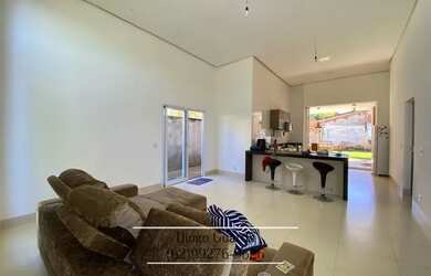 Imagem: A casa possui 3 Dormitórios, 3 Banheiros, 4 Vagas na garagem