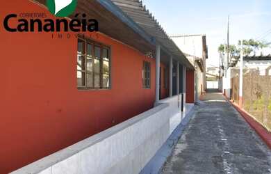 Imagem: A casa possui 3 Dormitórios, 2 Banheiros, 209m² de Área e