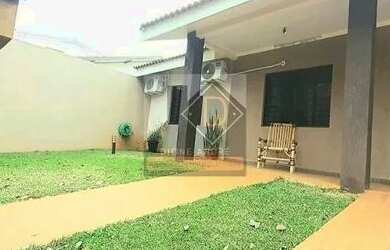 Imagem: A casa possui 3 Dormitórios, 2 Banheiros, 2 Vagas na garagem