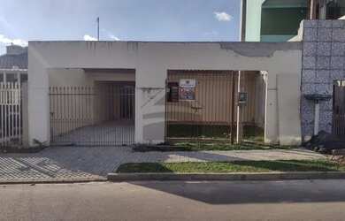 Imagem: A casa possui 3 Dormitórios, 1 Banheiro, 2 Vagas na garagem