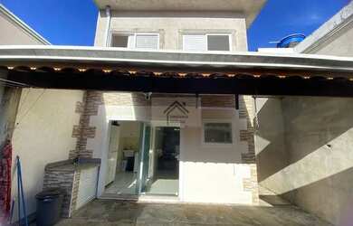 Imagem: A casa possui 3 Dormitórios, 1 Banheiro, 2 Vagas na garagem