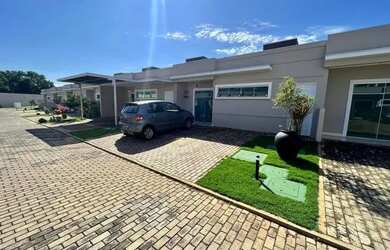 Imagem: A casa possui 3 Dormitórios, 2 Banheiros, 2 Vagas na garagem