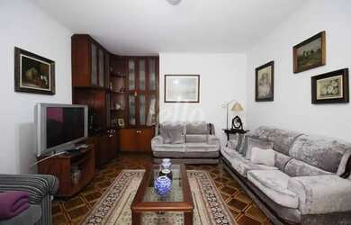 Imagem: A casa possui 4 Dormitórios, 3 Banheiros, 4 Vagas na garagem