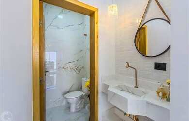 Imagem: A casa possui 3 Dormitórios, 5 Banheiros, 3 Vagas na garagem