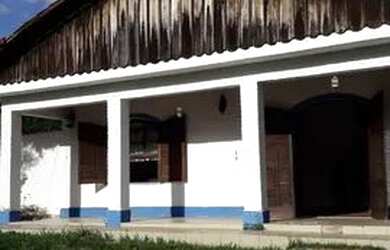 Imagem: A casa possui 4 Dormitórios, 3 Banheiros e 1200m² de Área