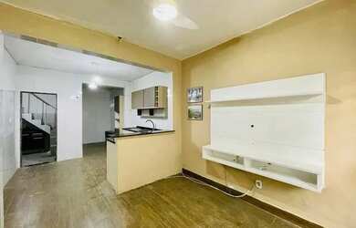 Imagem: A casa possui 3 Dormitórios, 2 Banheiros, 2 Vagas na garagem