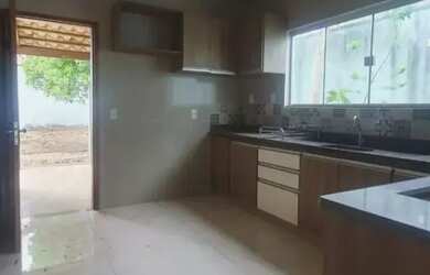 Imagem: A casa possui 3 Dormitórios, 3 Banheiros, 4 Vagas na garagem