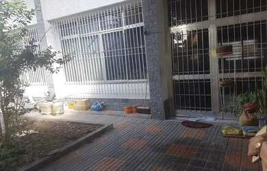 Imagem: A casa possui 2 Dormitórios, 1 Banheiro, 2 Vagas na garagem