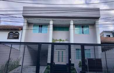 Imagem: A casa possui 3 Dormitórios, 4 Vagas na garagem e 290m² de