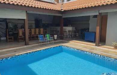 Imagem: A casa possui 3 Dormitórios, 2 Banheiros, 3 Vagas na garagem