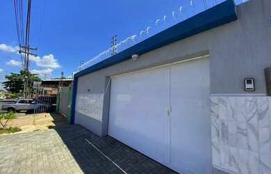 Imagem: A casa possui 3 Dormitórios, 3 Banheiros, 2 Vagas na garagem