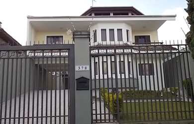 Imagem: A casa possui 4 Dormitórios, 5 Banheiros, 3 Vagas na garagem