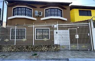 Imagem: A casa possui 4 Dormitórios, 4 Banheiros, 2 Vagas na garagem