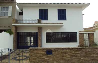 Imagem: A casa possui 4 Dormitórios, 5 Banheiros, 5 Vagas na garagem