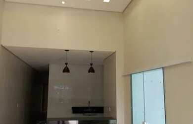 Imagem: A casa possui 3 Dormitórios, 1 Banheiro, 2 Vagas na garagem