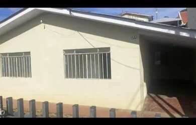 Imagem: A casa possui 4 Dormitórios, 1 Banheiro, 2 Vagas na garagem