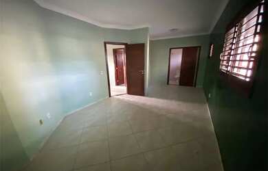 Imagem: A casa possui 4 Dormitórios, 5 Banheiros, 3 Vagas na garagem