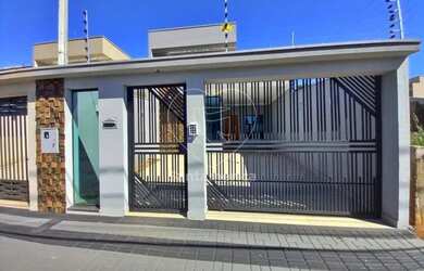 Imagem: A casa possui 2 Dormitórios, 1 Banheiro, 2 Vagas na garagem