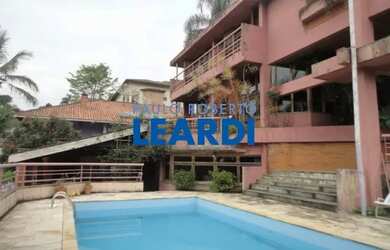 Imagem: A casa em condomínio possui 4 Dormitórios, 4 Banheiros, 3