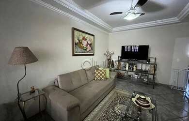 Imagem: A casa possui 3 Dormitórios, 2 Banheiros, 3 Vagas na garagem