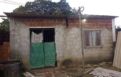 Imagem: A casa possui 2 Dormitórios, 1 Banheiro, 2 Vagas na garagem