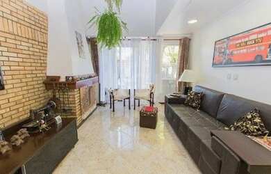 Imagem: A casa possui 3 Dormitórios, 3 Banheiros, 2 Vagas na garagem