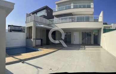 Imagem: A casa em condomínio possui 3 Dormitórios, 3 Banheiros e 370m²