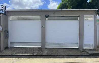 Imagem: A casa possui 2 Dormitórios e 2 Vagas na garagem e está localizado