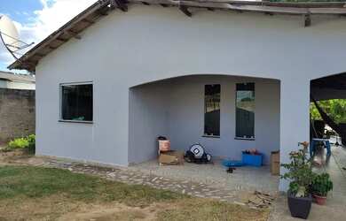 Imagem: A casa possui 3 Dormitórios, 2 Banheiros, 3 Vagas na garagem