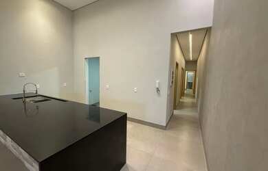 Imagem: A casa possui 3 Dormitórios, 2 Banheiros, 2 Vagas na garagem