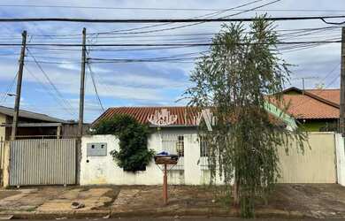 Imagem: A casa possui 3 Dormitórios, 2 Banheiros, 3 Vagas na garagem