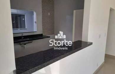 Imagem: A casa possui 2 Dormitórios, 2 Banheiros, 2 Vagas na garagem