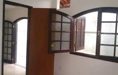 Imagem: A casa possui 1 Dormitório, 1 Banheiro, 1 Vaga na garagem