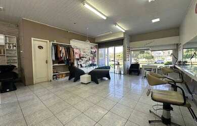 Imagem: O depósito possui 4 Vagas na garagem, 123m² de Área e está