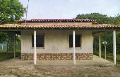 Imagem: A casa possui 2 Dormitórios, 1 Banheiro, 2 Vagas na garagem