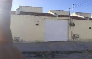 Imagem: A casa possui 2 Dormitórios, 1 Banheiro, 1 Vaga na garagem