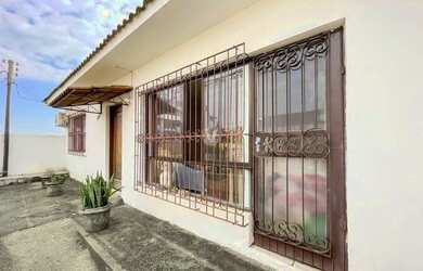 Imagem: A casa possui 3 Dormitórios, 2 Banheiros e 1000m² de Área