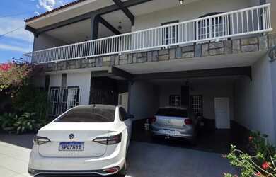 Imagem: A casa possui 4 Dormitórios, 4 Banheiros, 4 Vagas na garagem