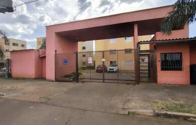 Imagem: O apartamento possui 3 Dormitórios, 1 Banheiro e 1 Vaga na