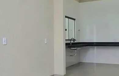 Imagem: A casa possui 3 Dormitórios, 2 Banheiros, 2 Vagas na garagem