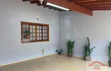 Imagem: A casa possui 3 Dormitórios, 2 Banheiros, 2 Vagas na garagem