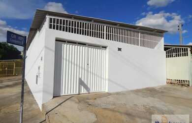 Imagem: A casa possui 2 Dormitórios, 1 Banheiro, 1 Vaga na garagem