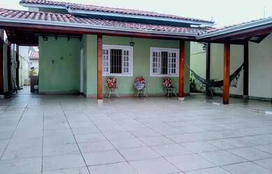 Imagem: A casa possui 4 Dormitórios, 4 Banheiros, 4 Vagas na garagem