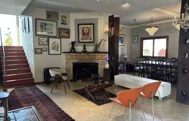 Imagem: A casa possui 4 Dormitórios, 5 Banheiros, 5 Vagas na garagem