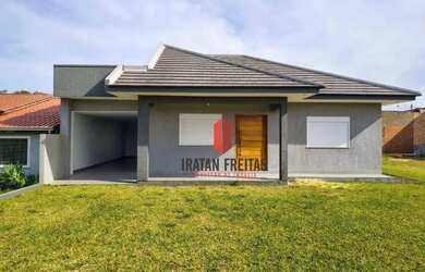 Imagem: A casa possui 3 Dormitórios, 2 Banheiros, 2 Vagas na garagem