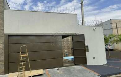 Imagem: A casa possui 3 Dormitórios, 3 Banheiros, 2 Vagas na garagem