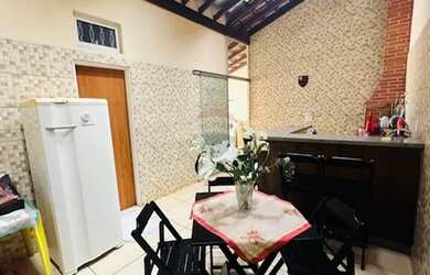 Imagem: A casa possui 3 Dormitórios, 2 Banheiros, 2 Vagas na garagem