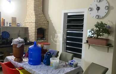 Imagem: A casa possui 3 Dormitórios, 2 Banheiros, 2 Vagas na garagem