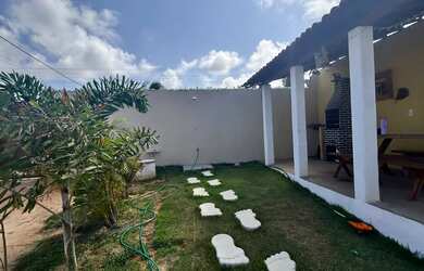 Imagem: A casa possui 3 Dormitórios, Acomodam 10 pessoas, 4 Vagas na