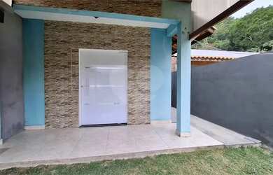 Imagem: A casa possui 4 Dormitórios, 3 Banheiros, 1 Vaga na garagem